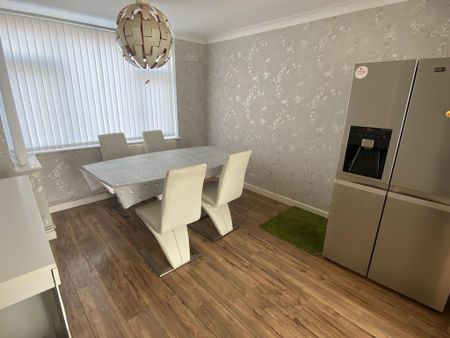 4 bedroom property to rent - Photo 2