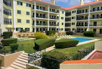 APARTAMENTO T2 REMODELADO - QUINTA BELOURA COM TERRAÇO E PISCINA