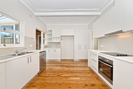 Renovated 3 Bedroom Family Home Positioned directly opposite the Stewart Reserve - Photo 5