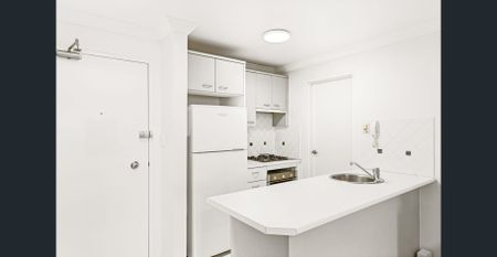 Sunlit retreat in a resort-like complex - Photo 2