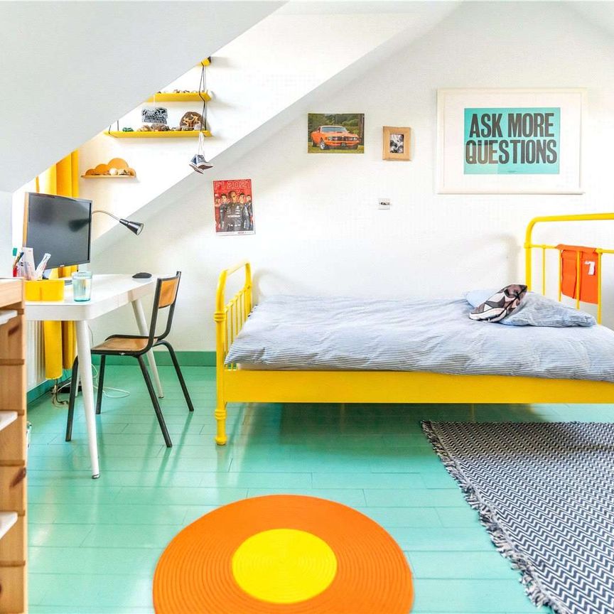 A Stunning Six-Bedroom Semi Detached Home with Contemporary Flair. - Photo 1