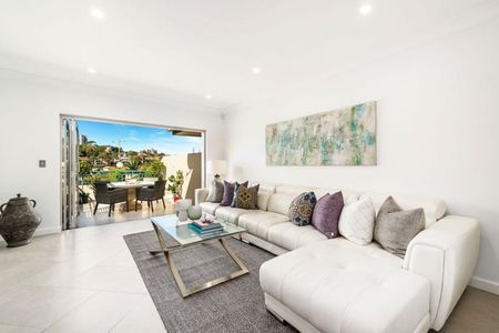 Pet Friendly Stunning, Modern Apartment With Garden Courtyards - Photo 2