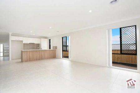 “APPEALING FAMILY HOME!” - Photo 4