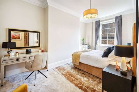 A substantial three bedroom apartment on a sought after street in the heart of Mayfair. - Photo 4