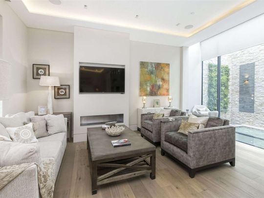 Ennismore Gardens Mews, Knightsbridge, London, SW7 1HX - Photo 1