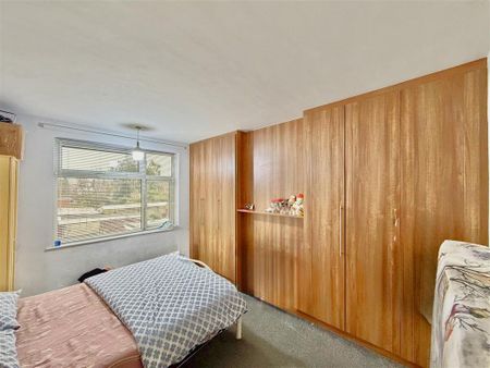 4 bedroom semi-detached house to rent - Photo 5