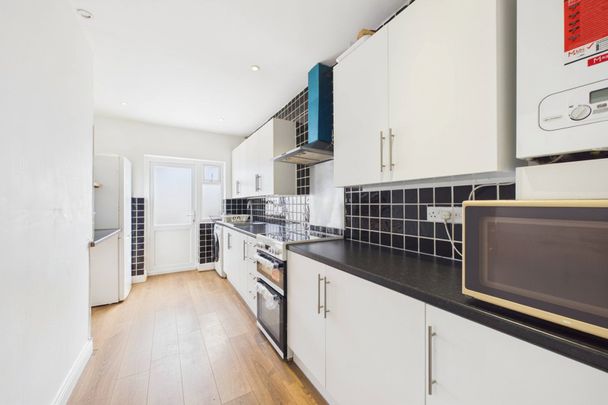 2 bedroom Flat in Princes Avenue, - Photo 1