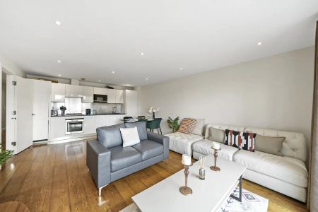 2 bedroom flat in St John's Wood - Photo 2