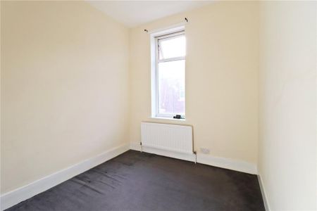 3 bedroom flat to rent - Photo 3