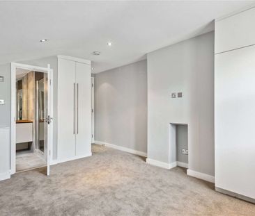 A superb three bedroom duplex flat, ideally located between the commons. - Photo 1