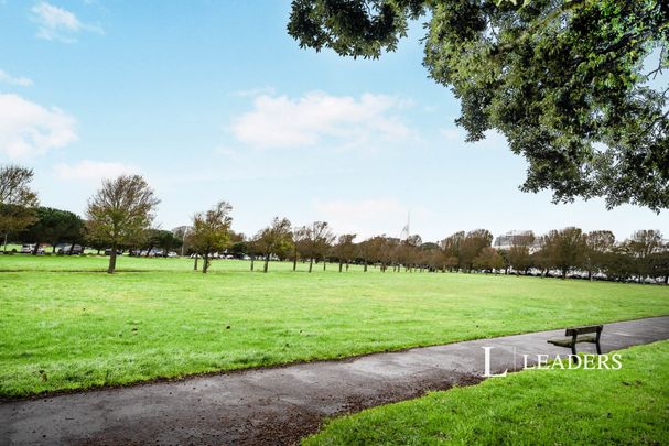 3 bedroom apartment to rent Western Parade, Southsea, Hampshire, PO5 - Photo 1