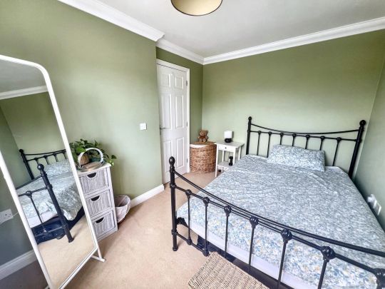 FANTASTIC HOUSE SHARE! Take a look at this lovely room let forming part of a 2 bedroom mid terraced home - Photo 1
