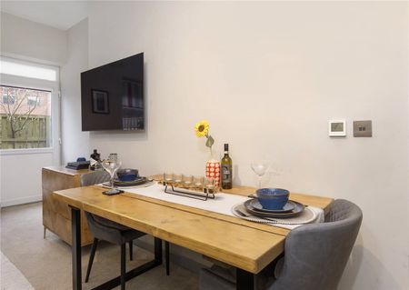 Bright and spacious ground floor flat with allocated parking space. Close to local amenities and within easy access to the ring road. - Photo 4