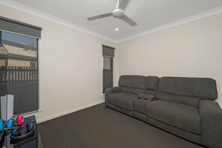 27 Eloise Street, Mount Low. - Photo 3