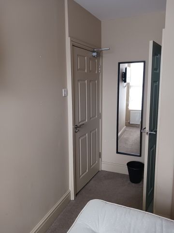Room in a Shared Flat, Huntly Road, L6 - Photo 3