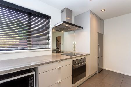 Executive 4 bedroom pet friendly home! - Photo 5