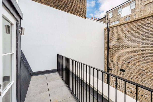 A beautifully presented three bedroom mews house located between Knightsbridge and Sloane Square - Photo 1