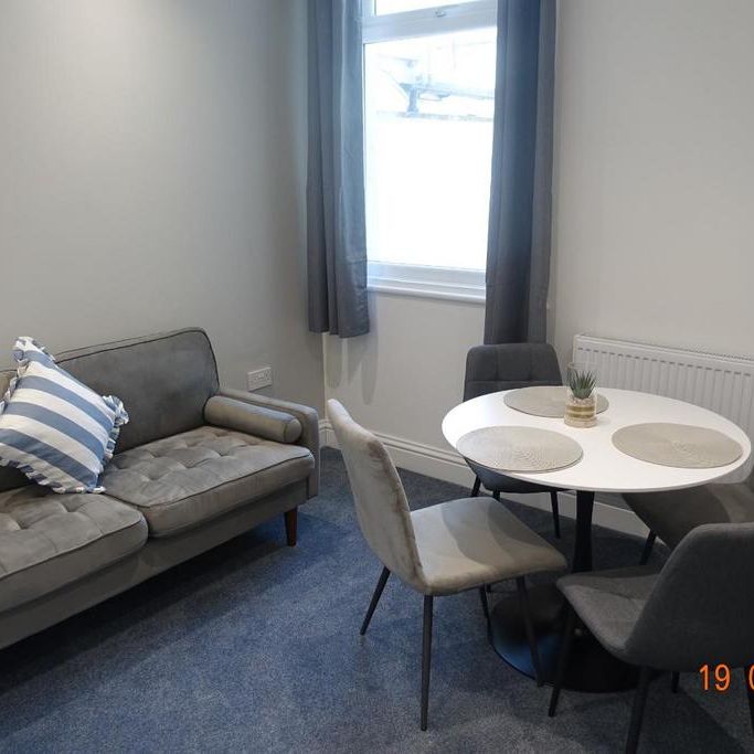 4 bedroom private hall to rent - Photo 1