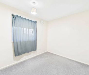 3 bedroom House in Nuthatch Drive, Reading - Photo 5