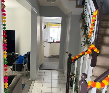 For Lease - 6119 Clover Ridge Crescent, Mississauga, Ontario - Photo 2