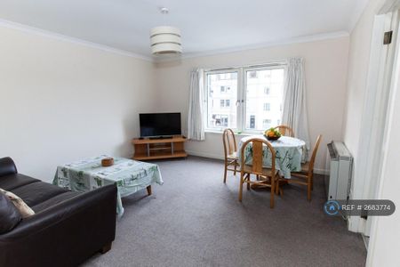 1 bedroom in a flat share to rent - Photo 5