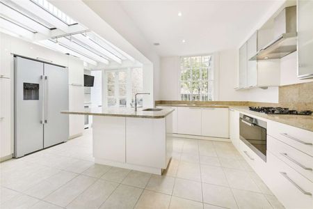 An expertly refurbished six bedroom house situated on this prestigious Knightsbridge garden square. - Photo 4