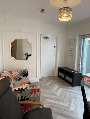 6 bedroom semi-detached house to rent - Photo 1