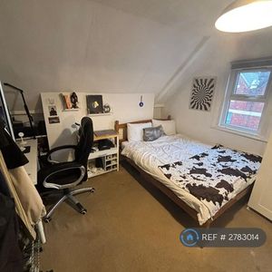 1 bedroom in a flat share to rent - Photo 2