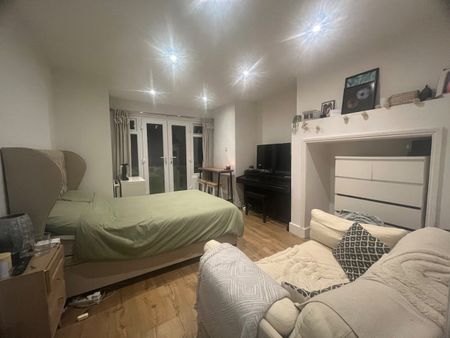 Studio Flat, Leathwaite Road, SW11 - Photo 2