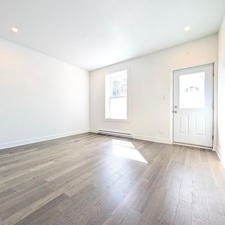**Because You Deserve Renovated 4 1/2 w Parking, Metro Lasalle,Verdun** - Photo 3