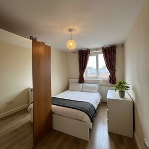 2 Bed Flat, High Street Colliers Wood, SW19 - Photo 2