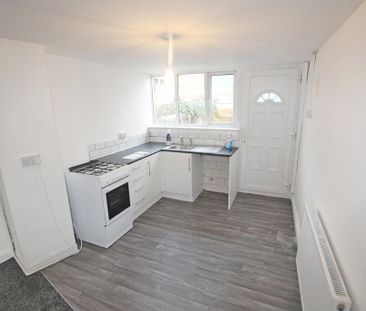 2 bedroom end of terrace house to rent - Photo 3