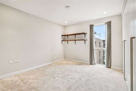 A luxurious 4 bedroom apartment of the top floor of Fairwater House. - Photo 3