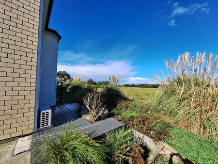 Spacious 4 Bedroom, 1 Bathroom with lovely views. - Photo 2
