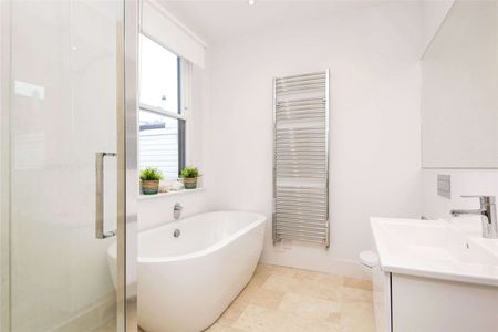 A beautiful family home set off of Bellevue Road at Wandsworth Common. - Photo 4