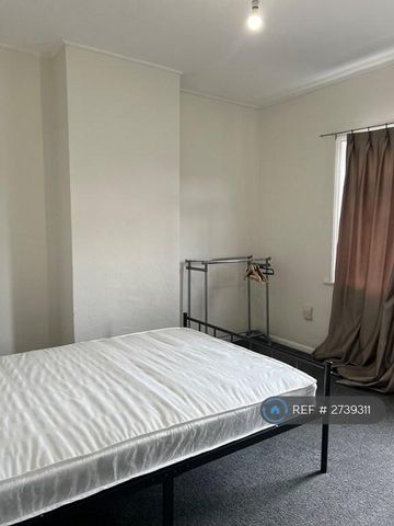 1 bedroom in a flat share to rent - Photo 2