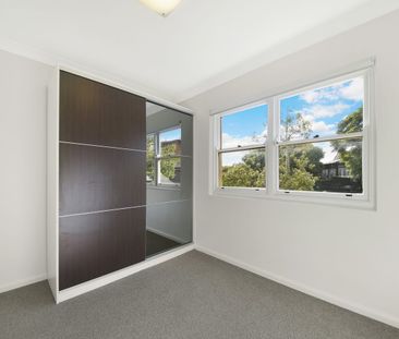 Light Filled 2 Bedroom Apartment in Central Location - Photo 4