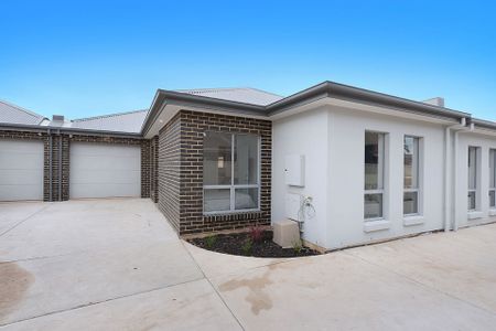 Immaculate 2 Bedroom Home in Superb Location! - Photo 2