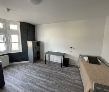 Studio Flat, First Floor, BN1 - Photo 1