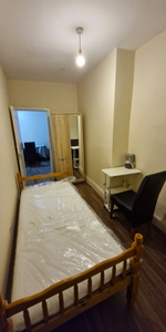 1 bedroom in a flat share to rent - Photo 4