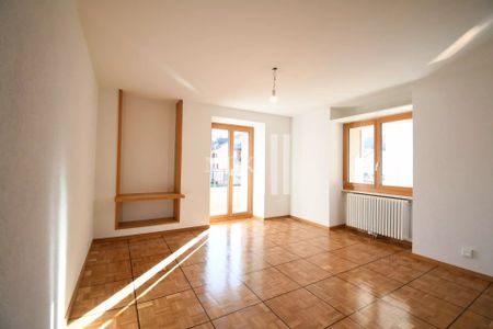 Renovated 4.5-room apartment for rent in Collombey - Photo 2