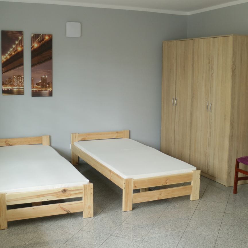 Zadbany, umeblowany DOM dla 20 pracowników. Kolonia Gosławicka. - Фото 1