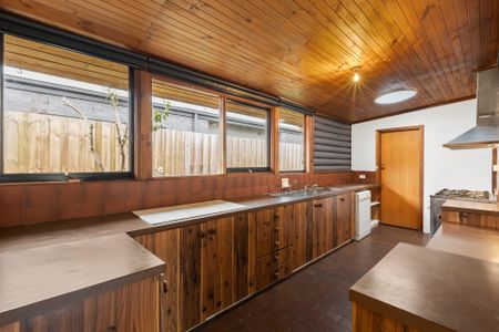Updated perfectly private log cabin style home - Photo 2