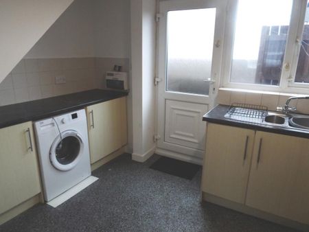 2 bedroom end of terrace house to rent - Photo 2