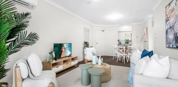 Spacious 2 bedroom, 2 bathroom unit in a small complex. - Photo 2
