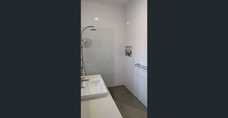 Bright, Spacious & Perfectly Located – Family Living Minutes from City & Beach - Photo 3