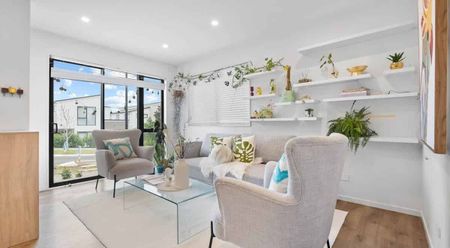 Spacious, modern family home for rent in the heart of Silverdale. - Photo 2