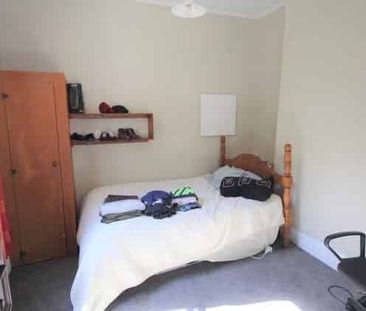 Spacious 4 Bedroom Home – Quiet Area - Photo 3