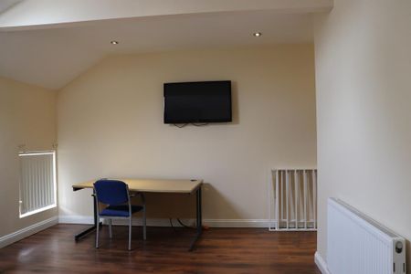 1 bedroom in a house share to rent - Photo 4