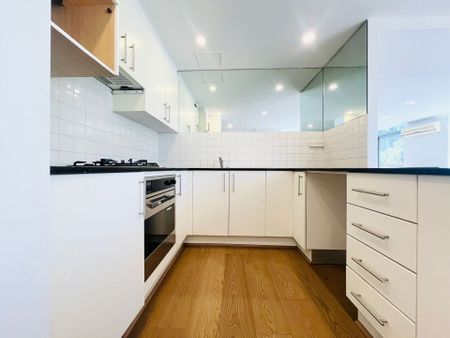 Refreshed Three Bedroom with Parking at the Heart of Ultimo - Photo 3